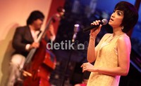 Bintang Di Sini Ada Setan itu sempat menyanyikan beberapa lagu.