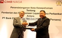 Presiden Direktur CIMB NIaga Arwin Rasyid barjabat tangan dengan Dirut ASABRI Adam R Damiri usai penandatanganan kerjasama.