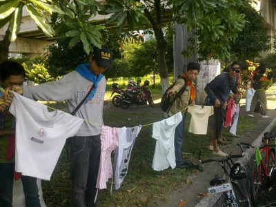 Aksi Jemur Baju di Hari Lingkungan Hidup