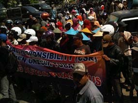 Demo Pabrik Semen Gresik Berlanjut ke Kantor Dewan