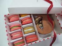 Sementara patisserie lain hanya membuat macaron berukuran standar (2-3 cm), Le Rouge Flamingo membuat macaron Sahara berdiameter 6 cm dengan aroma kopi dan kurma di atasnya (Rp 130 ribu/2 buah). Rasa lain yang tak kalah unik adalah Le Fromage De Poivre (cheese and blackpepper) serta macaron sakura dengan bunga asli di dalam krimnya (Rp 120-150 ribu/12 buah). (Fitria Rahmadianti/Detikfood)