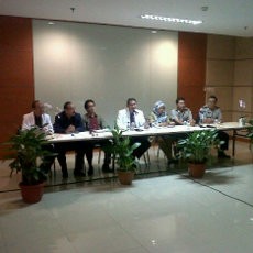 Air Mata Kristal Tina Berbahan Campuran Kaca dan Plastik