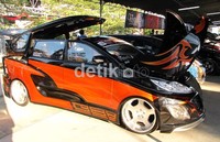 Itulah yang diputuskan ibu satu orang anak yang bernama Wulan Maulani (24). Dengan mendapatkan dukungan penuh dari keluarga terutama sang suami, Wulan mempercayakan mobilnya dipermak habis-habisan oleh rumah modifikasi Catalunya di Yogyakarta. Luthfi Andika/detikOto.