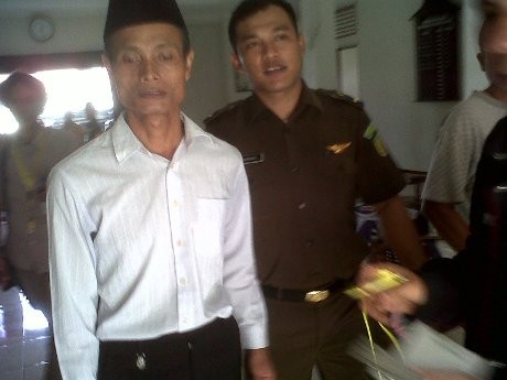 Dukung Rosidi, Petani Hadiahi Kayu Jati ke Perhutani