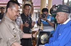 Ratusan Petugas Kebersihan di Sumsel Banjir Bonus karena Adipura