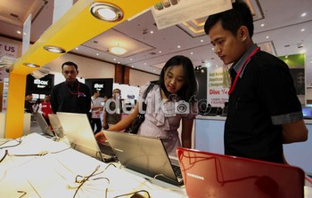 Pengunjung tengah melihat kualitas produk netbook dan laptop, pada Festival Komputer Indonesia 2012.