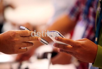 Pengunjung tengah melihat-lihat jenis produk selular yang didisplay di salah satu stand pameran.