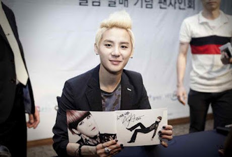 Junsu JYJ Beri Tanda Tangan untuk 250 Fans Beruntung