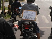 Selain gratis, iklannya juga beredar di sepanjang perjalanan. Jadi sekarang zamannya iklan badan (Foto Agus Kurniawan)