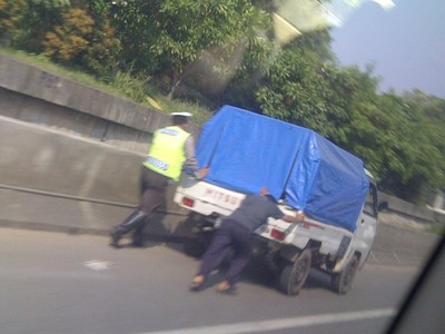 Polisi Bantu Dorong Pikap Mogok