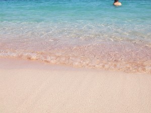 Pink Beach, Pantai Cantik dengan Pasir Merah Muda di Flores
