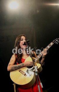 Ia hadir langsung dengan gitarnya dan disambut teriakan para penggemar dan penonton yang memadati area tersebut.