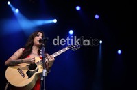 A Thousand Years  adalah lagu yang ditunggu-tunggu penonton, akhirnya dibawakan dengan sangat apik. Penonton pun ikut bernyanyi bersama terhanyut dalam suasana.