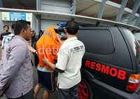 Enam tersangka dimasukkan ke dalam mobil Resmob Polda Metro Jaya untuk melakukan rekonstruksi.