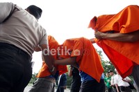 Ke-6 tersangka mendapat pengawalan ketat dari petugas polisi Polsek Tanah Abang, Jakarta.