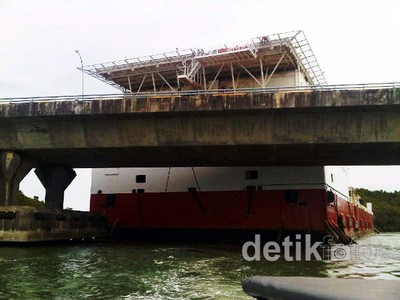 Jembatan Barelang 6 Batam Dihantam Kapal