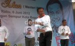 Dahlan Iskan Goyang Iwak Peyek di Bogor