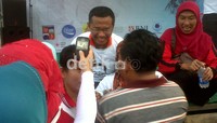 Dahlan tampak akrab dengan melayani para warga yang meminta foto dan tanda tangannya layaknya artis. R Maeilana/detikNews.
