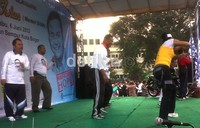 Senam bersama juga diikuti Walikota Bogor Diani Budiarto, Sekda Kota Bogor Bambang Gunawan dan Rektor Universitas Pakuan Bibin Rubini. Sehabis senam pagi Dahlan akan memberikan kuliah umum di Universitas Pakuan. R Maeilana/detikNews.