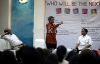 Calon gubernur DKI Jakarta Faisal Basri dan Hendardji Supandji mendengarkan penjelasan yang disampaikan oleh calon wakil gubernur DKI Jakarta  Didik Rachbini.