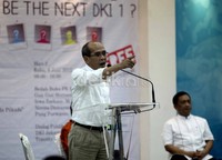 Calon gubernur DKI Jakarta Faisal Basri menyampaikan pendapatnya dalam diskusi yang bertema Mau Dibawa ke Mana Jakarta.