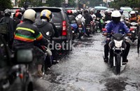 Hujan deras mengakibatkan Jalan Dewi Sartika, Jakarta Timur, tergenang.