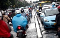Genangan mengakibatkan arus lalu lintas di Jalan Dewi Sartika tersendat.