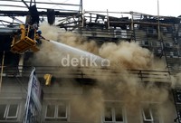 Petugas pemadam menggunakan mobil tangga untuk menggapai titik api yang membakar hotel. Muhammad Nur Abdurrahman/detikNews.