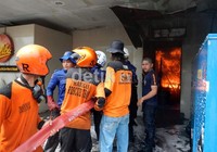 Petugas pemadam dibantu tim SAR berupaya memadamkan api di lantai I hotel, dalam operasi ini sebanyak 90 personel dari 2 peleton anggota Damkar Kota Makassar dengan dibantu 23 unit mobil pemadam. Muhammad Nur Abdurrahman/detikNews.