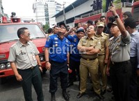 Walikota Makassar Ilham Arif Sirajuddin meninjau lokasi kebakaran. Muhammad Nur Abdurrahman/detikNews.