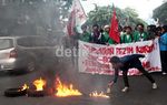 Mahasiswa Bakar Ban Tuntut Rekannya Dibebaskan