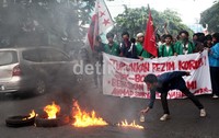 Massa Konami membakar beberapa buah ban di Jl Diponegoro, Salemba, Jakarta Pusat, tepatnya di depan Gedung LBH Jakarta.