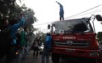 Mahasiswa Bakar Ban Tuntut Rekannya Dibebaskan