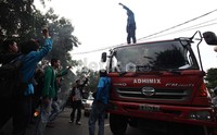 Massa Konami sempat menyandera truk semen yang melintas di Jalan Diponegoro, Jakarta Pusat.