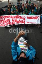 Mahasiswa Bakar Ban Tuntut Rekannya Dibebaskan