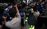 Mahasiswa Bakar Ban Tuntut Rekannya Dibebaskan