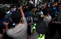 Polisi berusaha membubarkan aksi demo.
