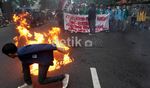Mahasiswa Bakar Ban Tuntut Rekannya Dibebaskan