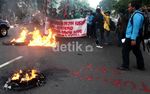 Mahasiswa Bakar Ban Tuntut Rekannya Dibebaskan