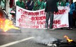 Mahasiswa Bakar Ban Tuntut Rekannya Dibebaskan