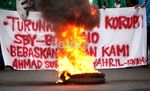 Mahasiswa Bakar Ban Tuntut Rekannya Dibebaskan