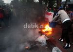 Mahasiswa Bakar Ban Tuntut Rekannya Dibebaskan