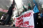 Mahasiswa Bakar Ban Tuntut Rekannya Dibebaskan