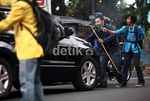 Mahasiswa Bakar Ban Tuntut Rekannya Dibebaskan