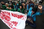 Mahasiswa Bakar Ban Tuntut Rekannya Dibebaskan