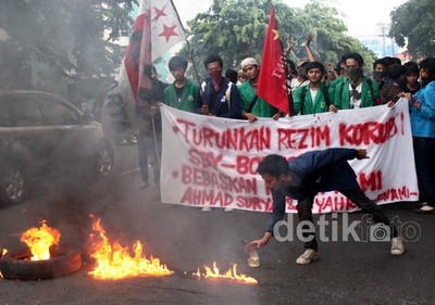 Mahasiswa Bakar Ban Tuntut Rekannya Dibebaskan