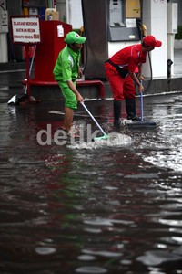Hujan mengakibatkan SPBU di Jalan Dewi Sartika tergenang.