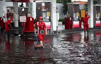 Air yang menggenangi SPBU di Jalan Dewi Sartika setinggi mata kaki orang dewasa.