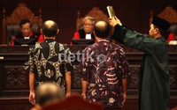 Sebelum memberikan kesaksian, Pengamat Ekonomi dan Politik Ichsanuddin dan Pengamat perminyakan Perdana WS. Kurtubi diambil sumpahnya.