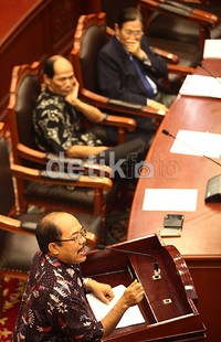 Dalam pasal 1 angka 23 pasal 4 menyatakan bahwa pengelolaan migas ini diserahkan ke BP Migas yang merupakan wakil dari pemerintah. Lalu BP migas menandatangani kontrak dengan kontraktor minyak. Berarti di sini polanya telah melanggar konstitusi, karena di sini pemerintah ditempatkan sebagai pihak yang melakukan kontrak, status pemerintah diturunkan, ujar Kurtubi di MK.